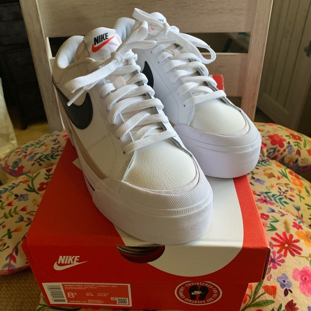 Nike- Womens Court Legacy Lift